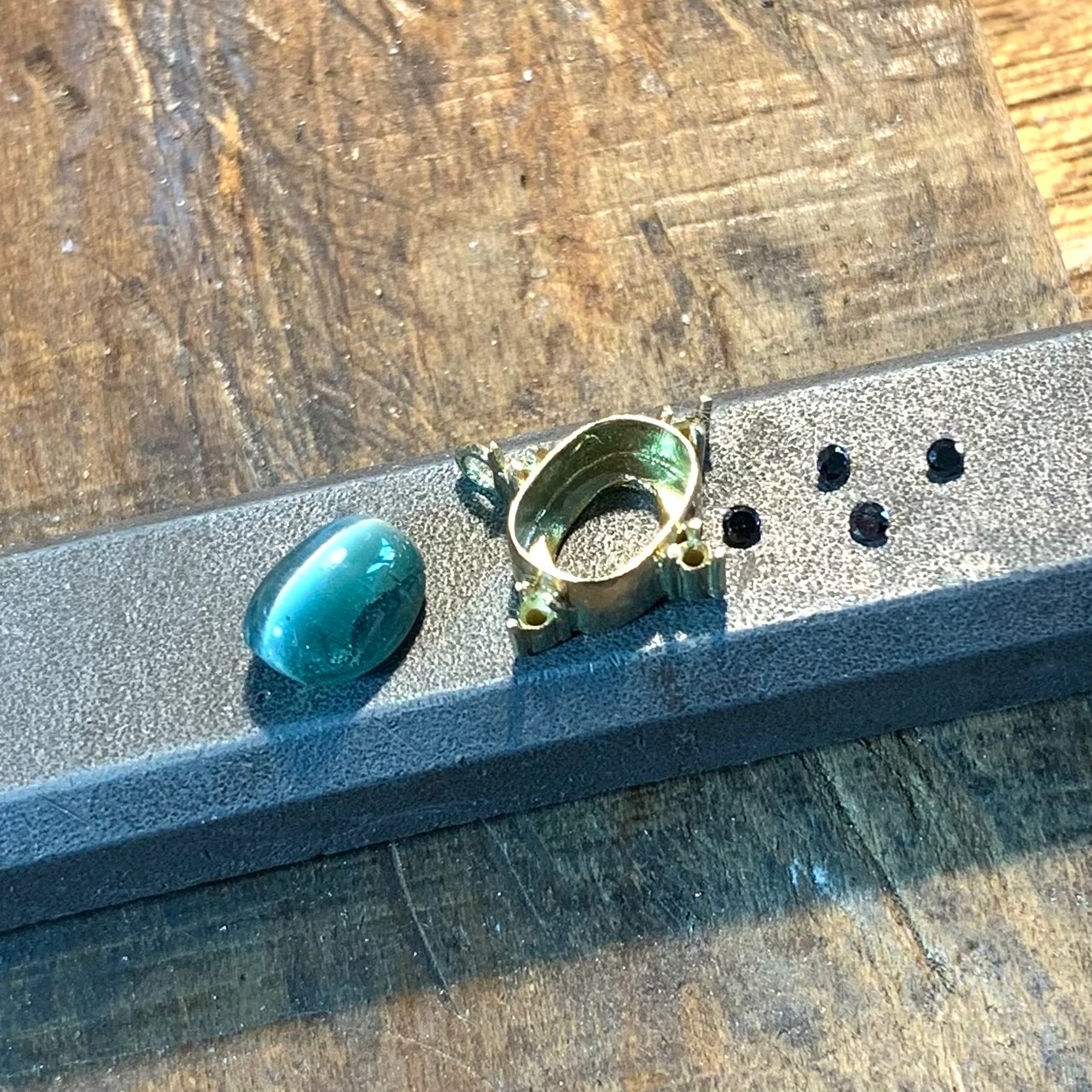 トルマリンキャッツアイにメレーのブラックダイヤモンドを添わせたネックレスの製作写真です。