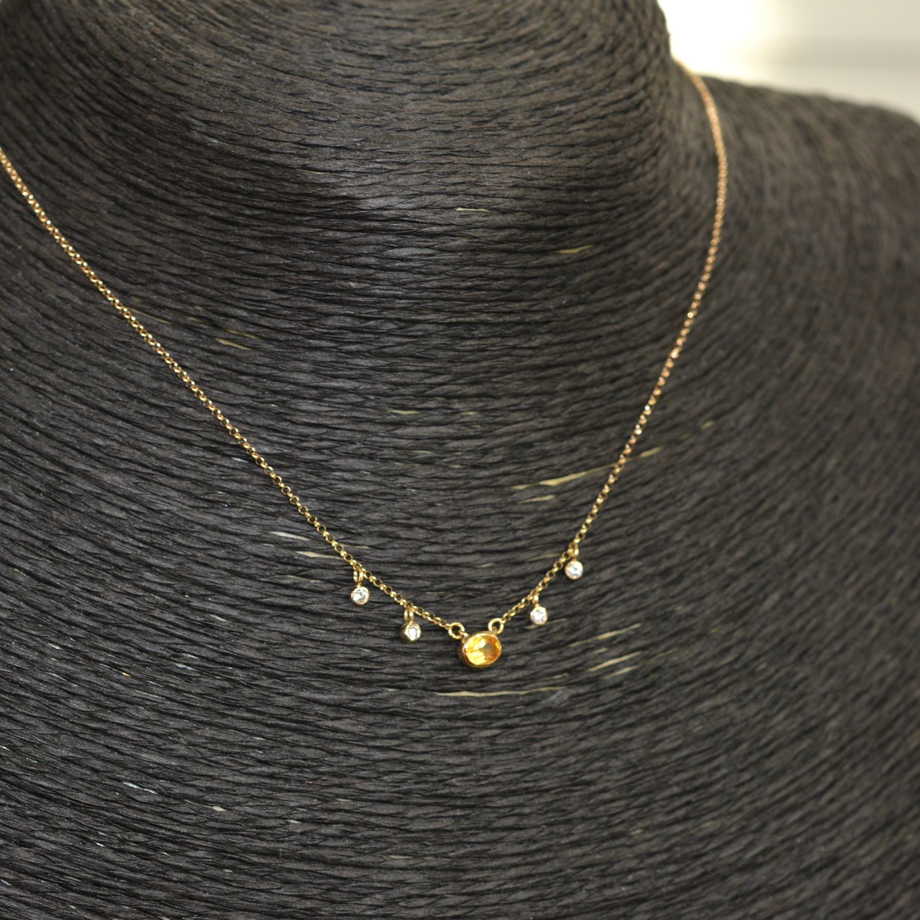 オーダーメイドのイエローサファイアの18金ネックレスはメレーダイヤモンドが揺れる可愛らしいデザインに。