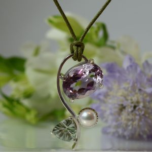 [一点限定]透明な大粒クンツァイトネックレス（グリーンアメシスト、パール添え）